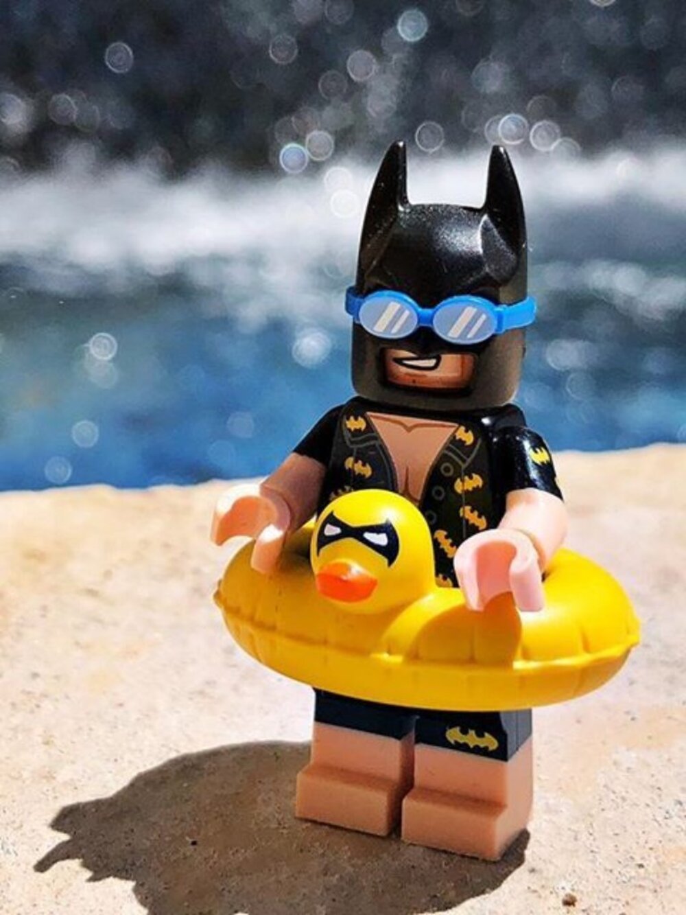 LEGO THE BATMAN MOVIE Minifigures - Vacation Batman with Duck Floatie